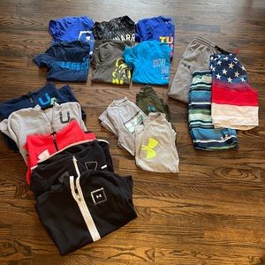 Lot of boys Under Armour